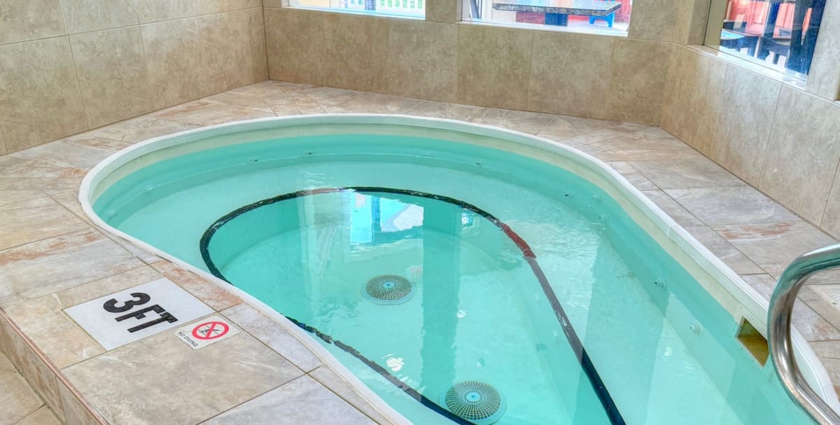 The spa tub at The Club at Berlin Resort